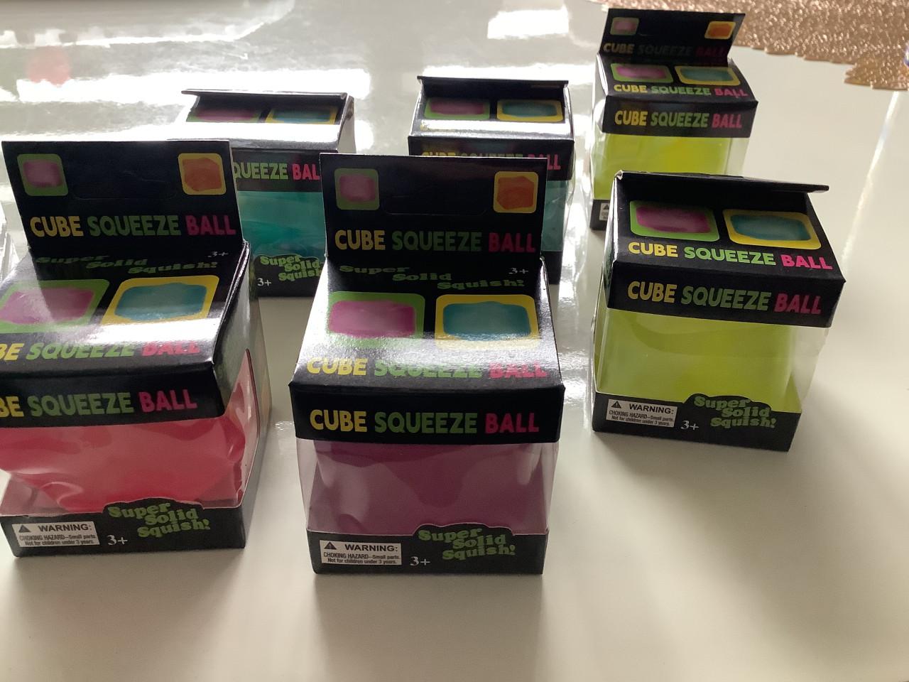 De nieuwste rage van dit moment, de cube squeeze ball.