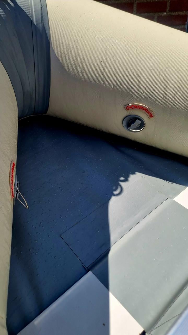 Tekoop opblaasboot met buitenboordmotor