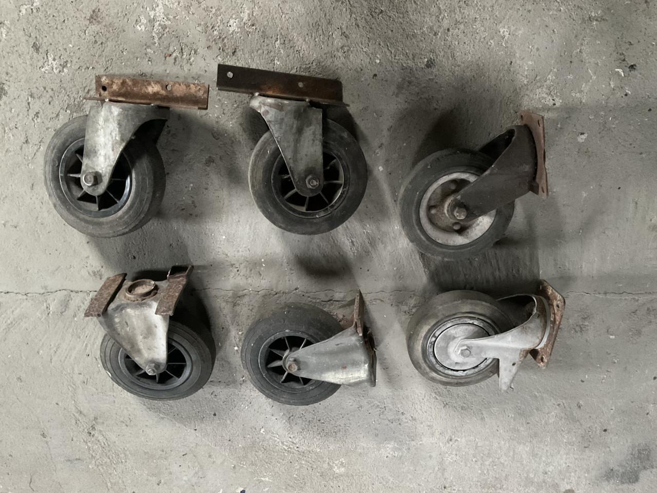 2 zwenkwielen en 4 bokwielen €5 per stuk €25 samen