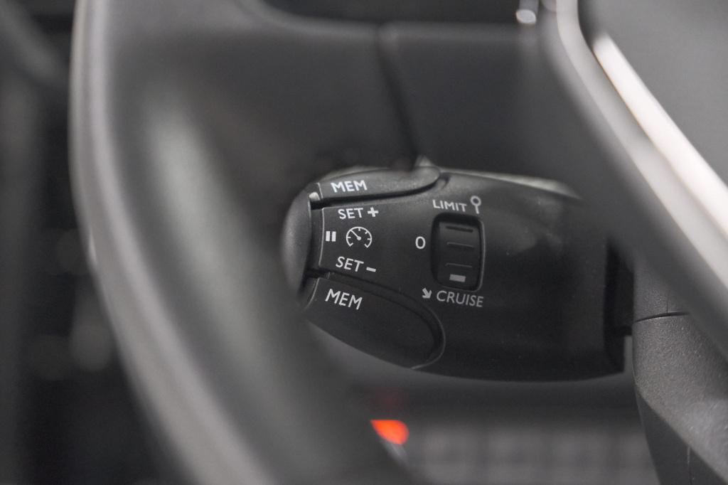 Peugeot 208 puretech 100 eat8 allure | camera | navigatie | apple carplay |