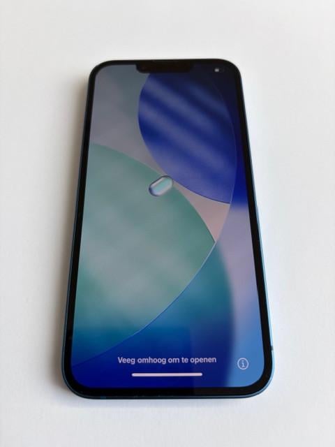 I Phone 13 en Ear-pods in zeer goede staat