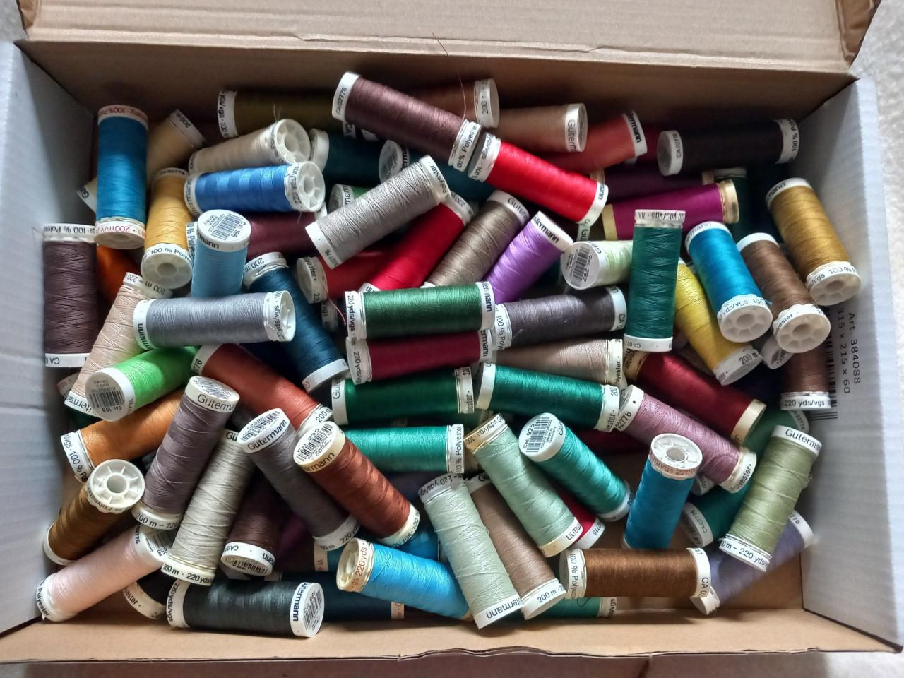 Naaigaren kast met 110 klossen naaigaren of een lege gutermann naaigaren