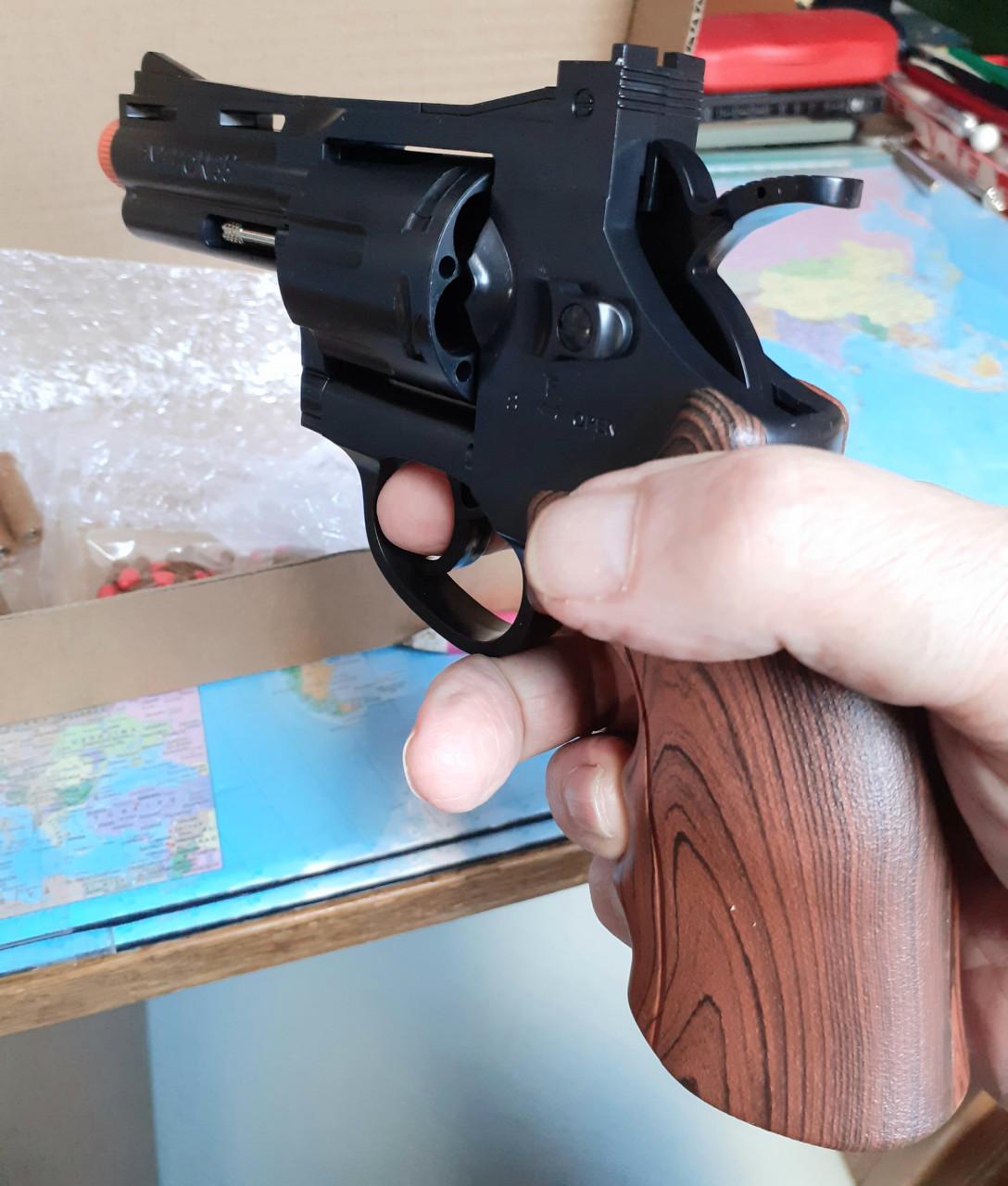 Revolver Speelgoed  24 cm lang en mooi en van plastic