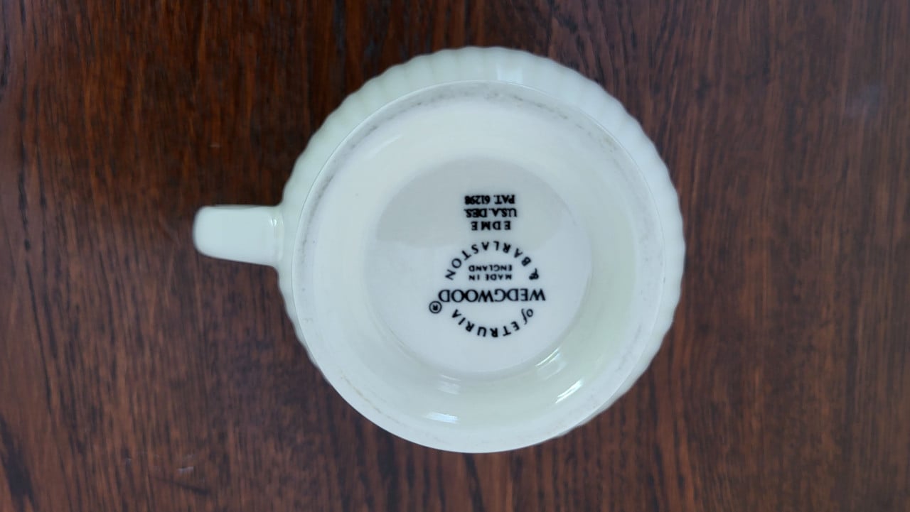 Wedgwood Edme melkkannetje h 10 cm
