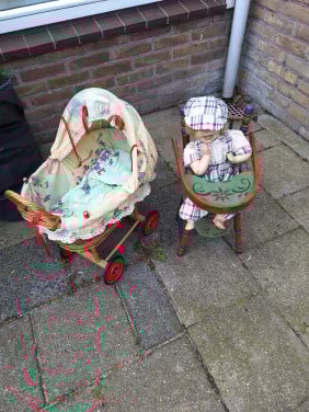 Gratis poppenwagen en stoel met porseleinen pop