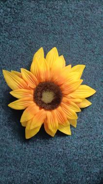 Zonnebloem met zuignap als zonnnige decoratie op te hangen. 35-36 cm.