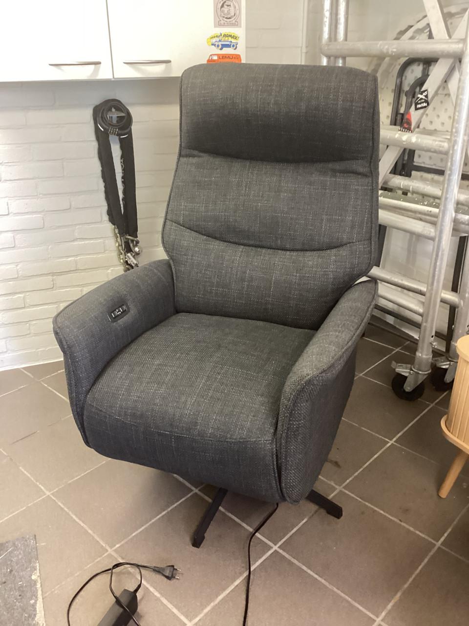 Stoel,tafel,stoelen,kastje juli 2025 samen €175