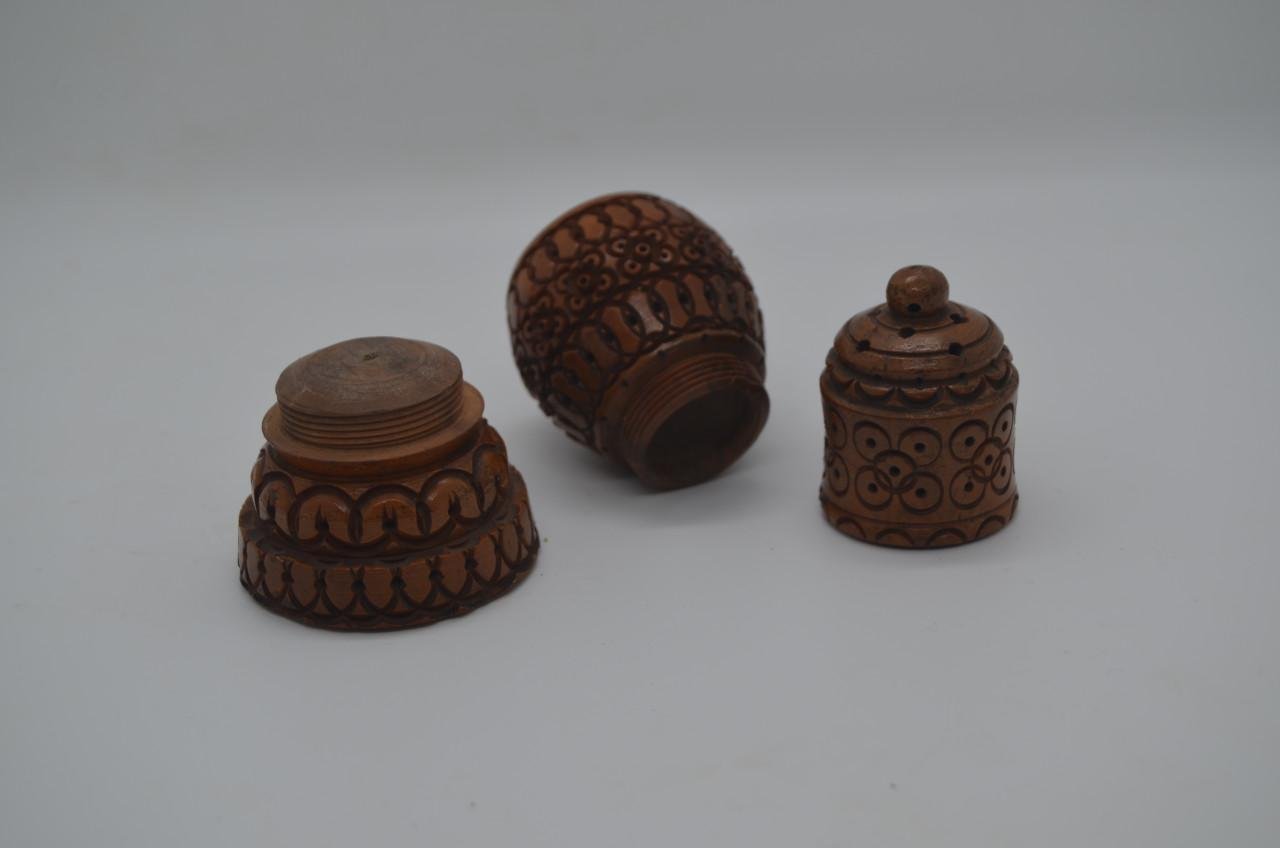 Handgesneden coquilla noten strooiers en pomanders (1)