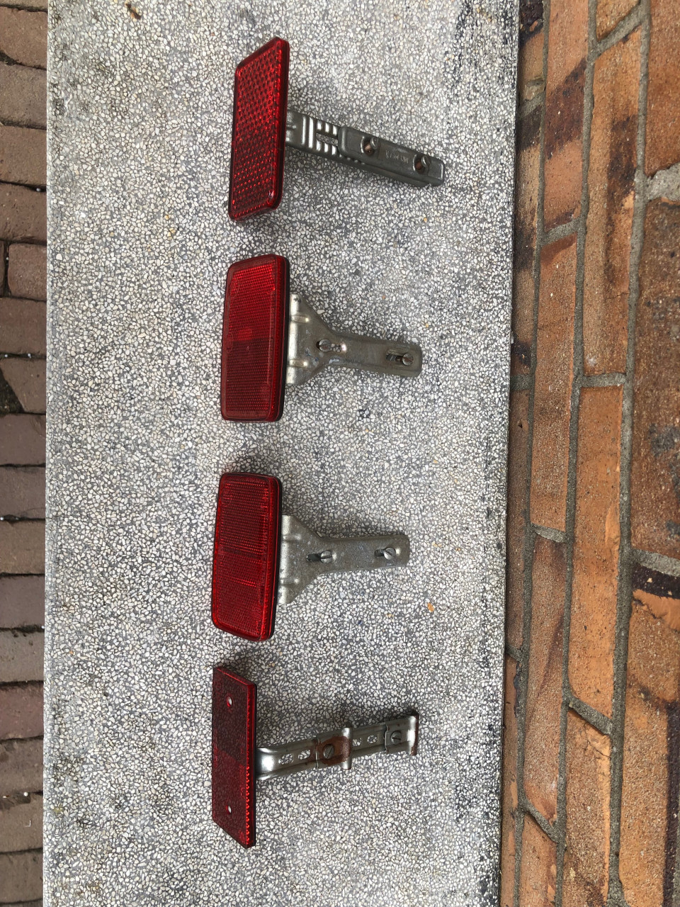 Bagagedrager reflextor met bevestigings beugel voor op een vintage fiets.