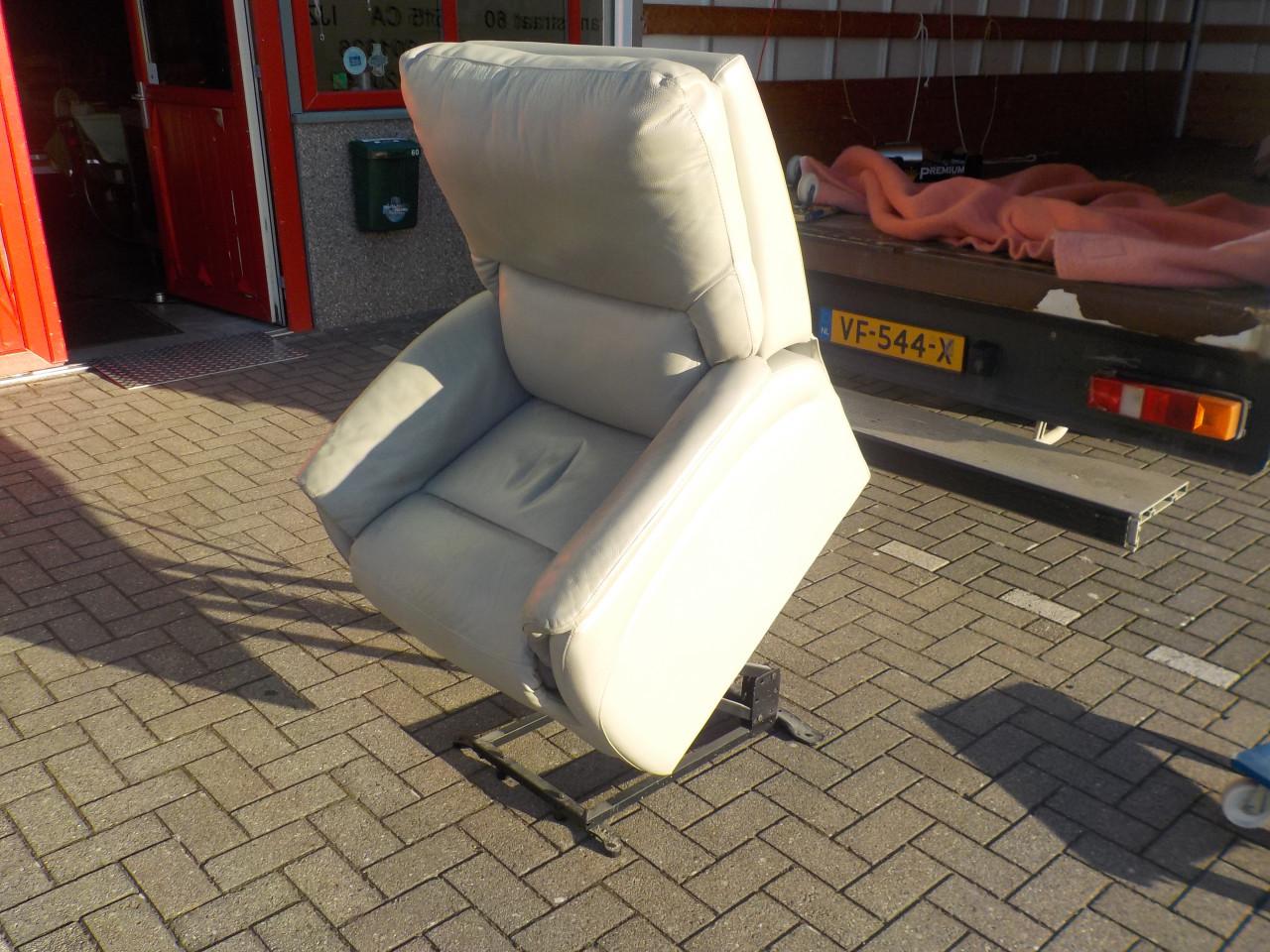 Leren elektrische sta-op relax fauteuil in zeer goede  staat