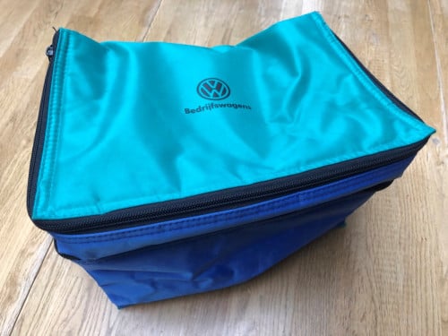 Te  koeltas met VW bedrijfswagen logo
