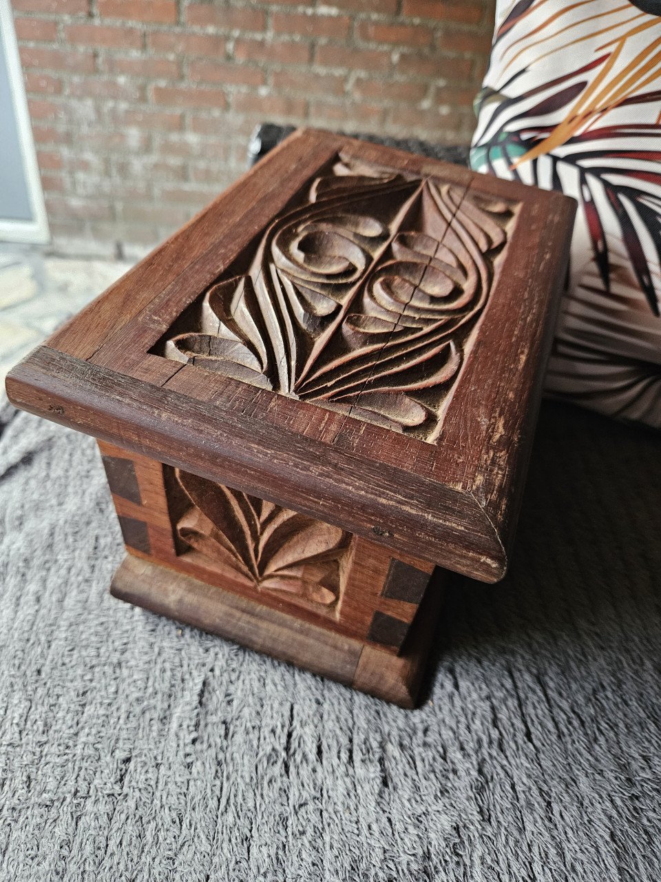 Prachtig antiek houten kistje met mooi houtsnijwerk....