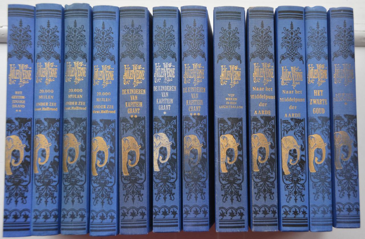 Verzameling Jules Verne boeken.