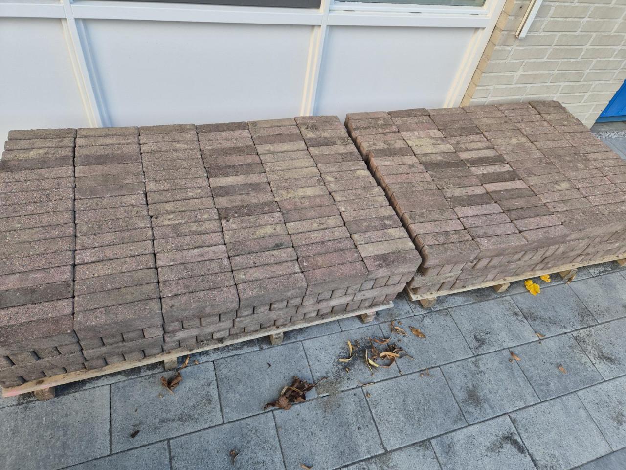 Stenen(waaltjes) rood-bruin ca 11m2