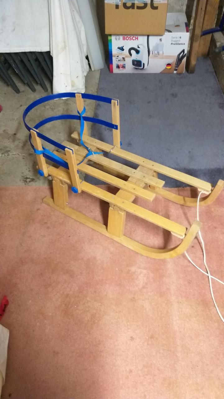 Houten slee, met rugleuning en opvouwbaar