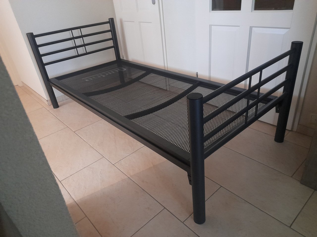Metalen 1 persoons bed 90 x 200 (in goede staat )