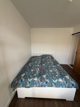 Te koop: IKEA Askvoll bed 140x200 – zo goed als nieuw.