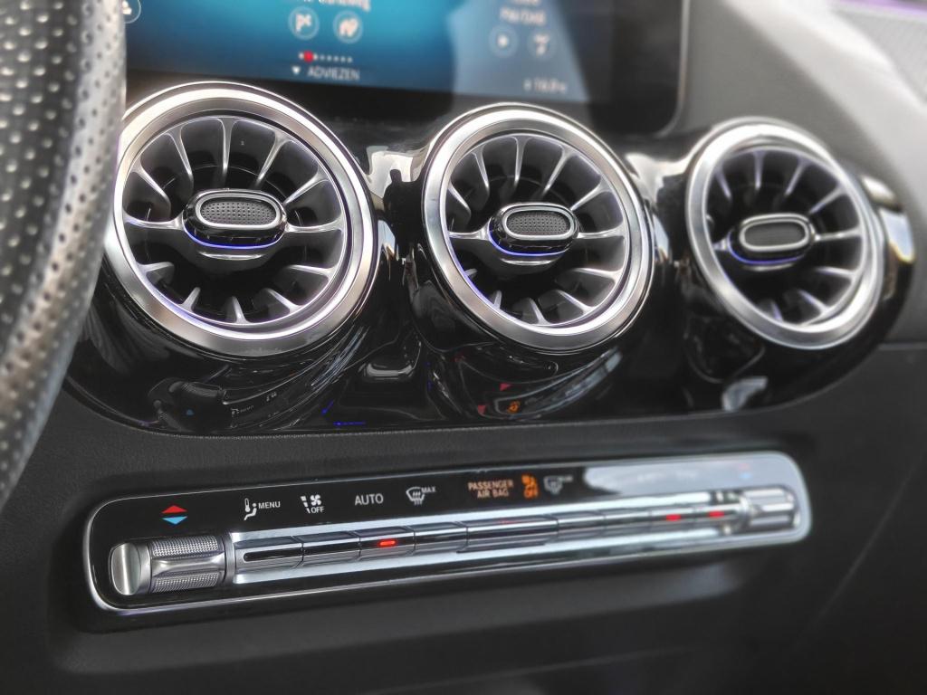Mercedes-Benz Gla-klasse 180 amg line trekhaak/amg/clima/camera