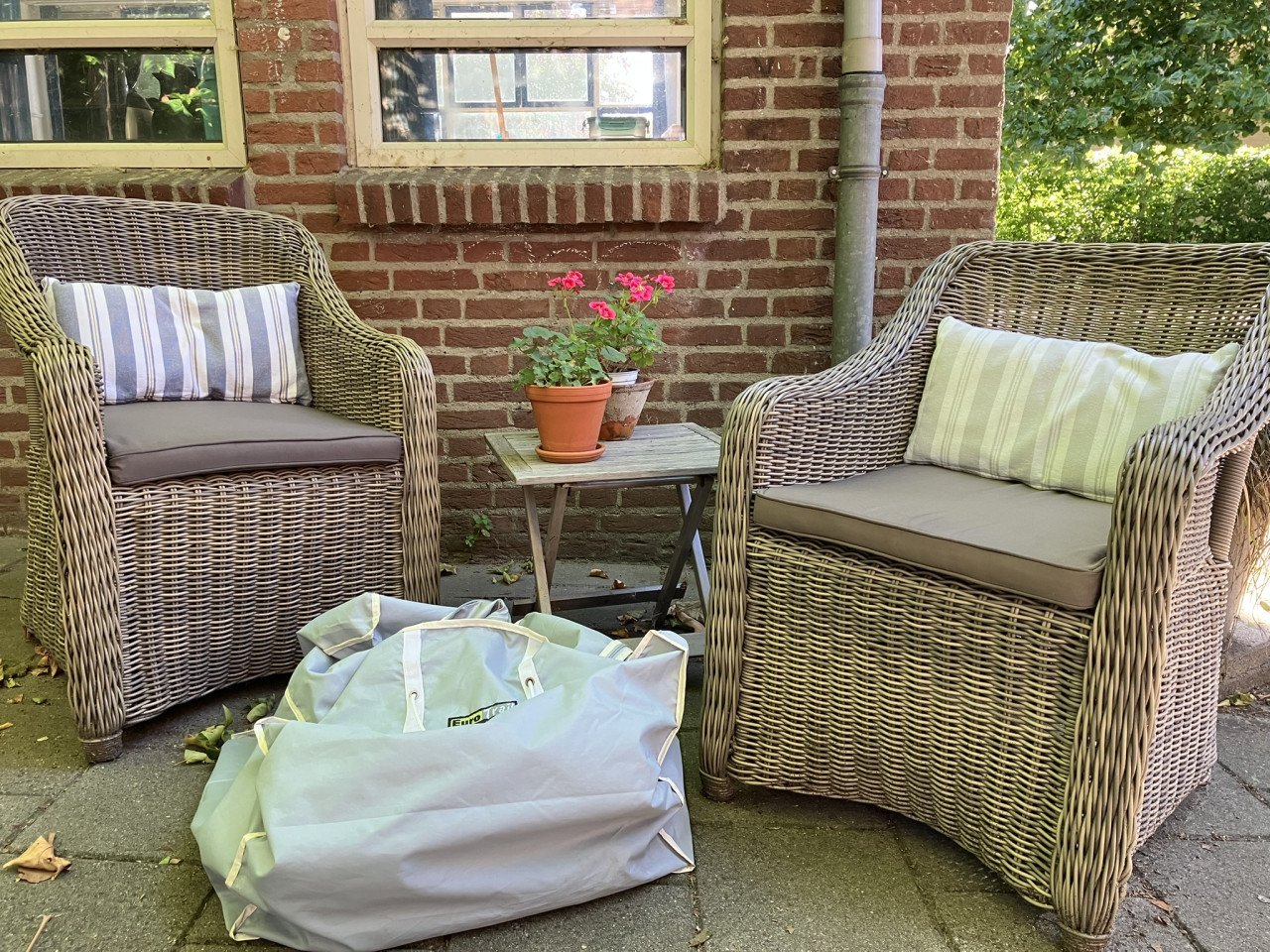 4 dining tuinstoelen naturel rotan met zit- en rugkussens en opbergtas