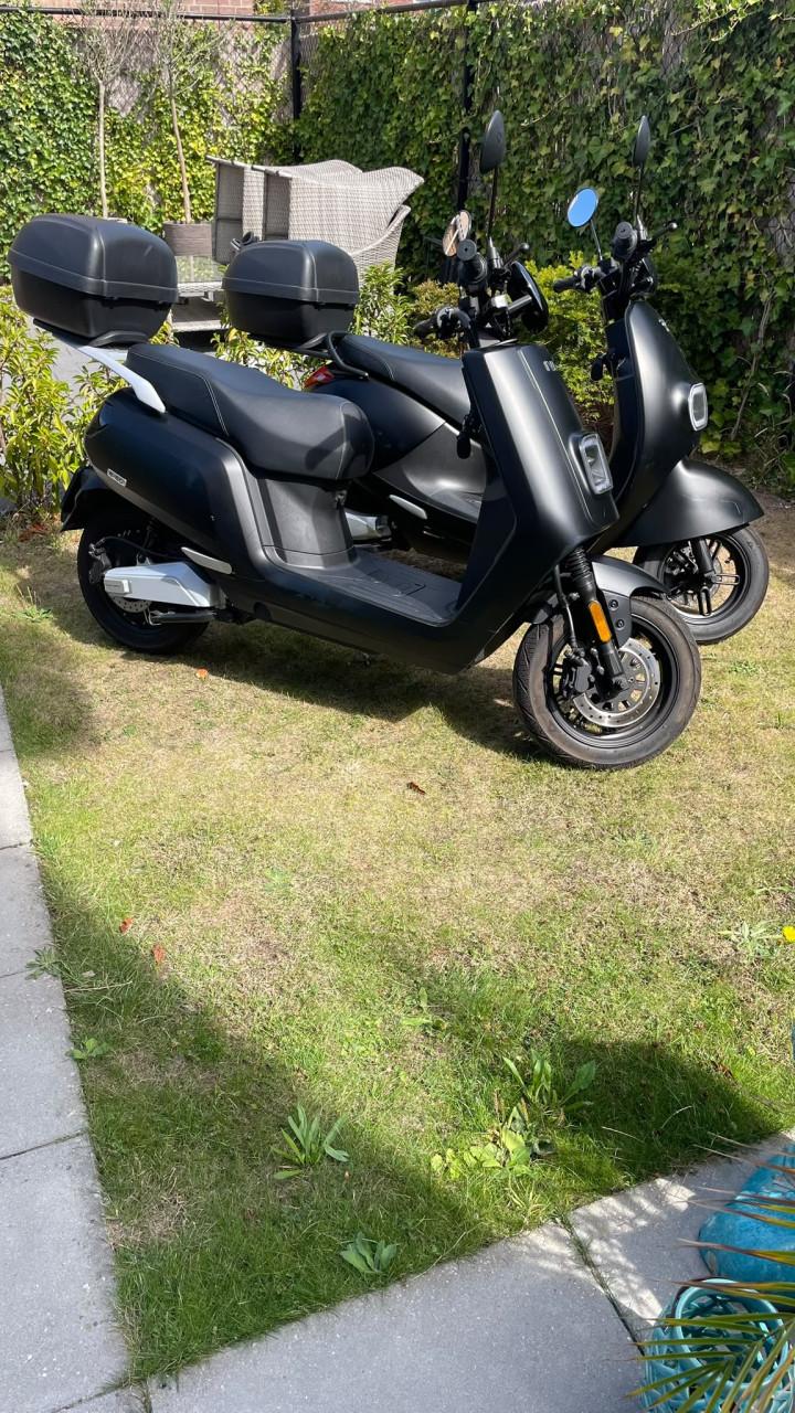 Twee electrische scooters IVA E-go S3 en S5
