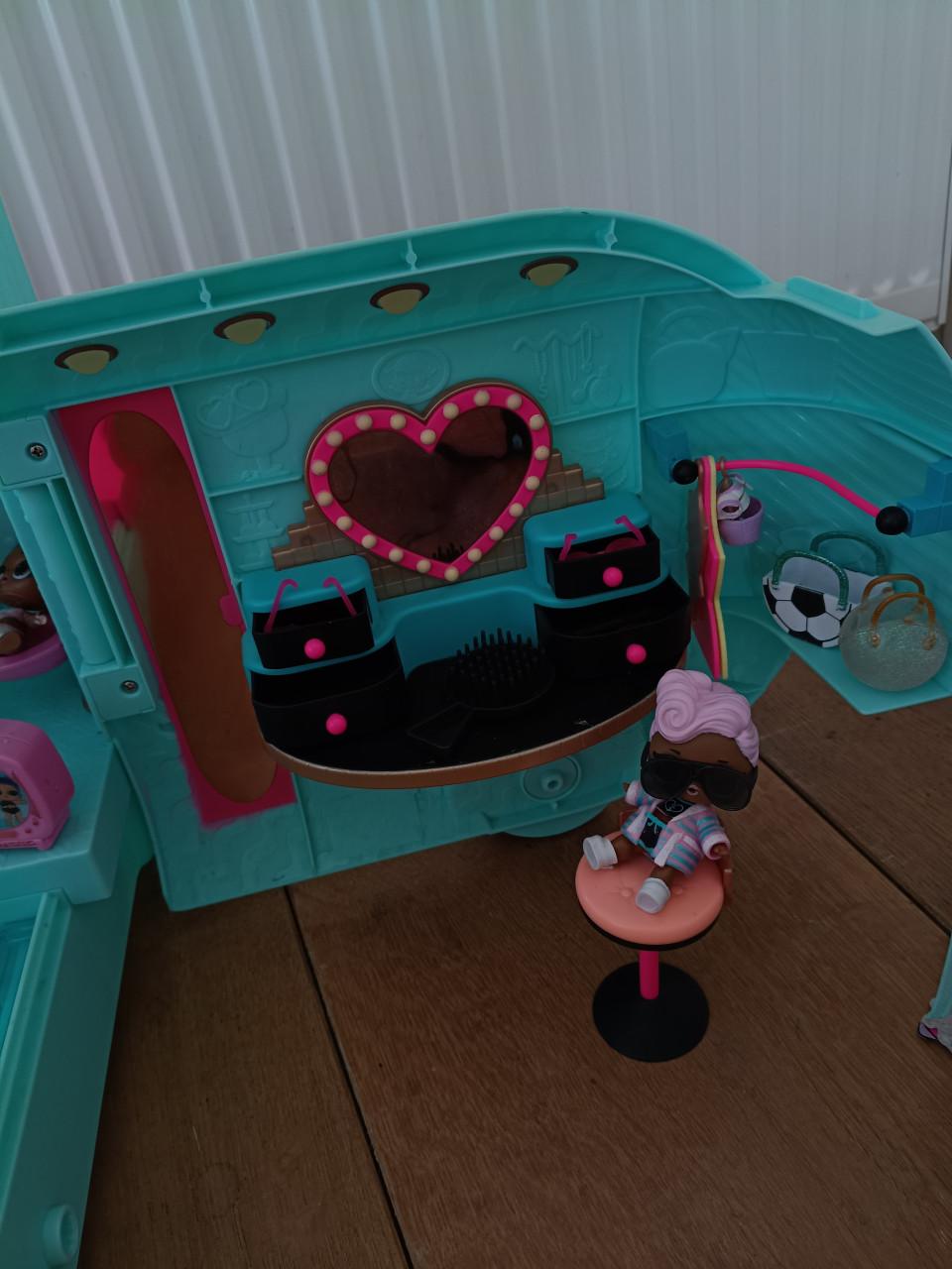 L.o.l. surprise camper met poppetjes en accessoires