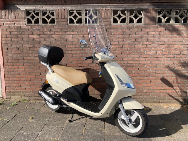 ZEER MOOIE PEUGEOT NEW VIVACITY SIXTIES EDITION 1E EIGENAAR !