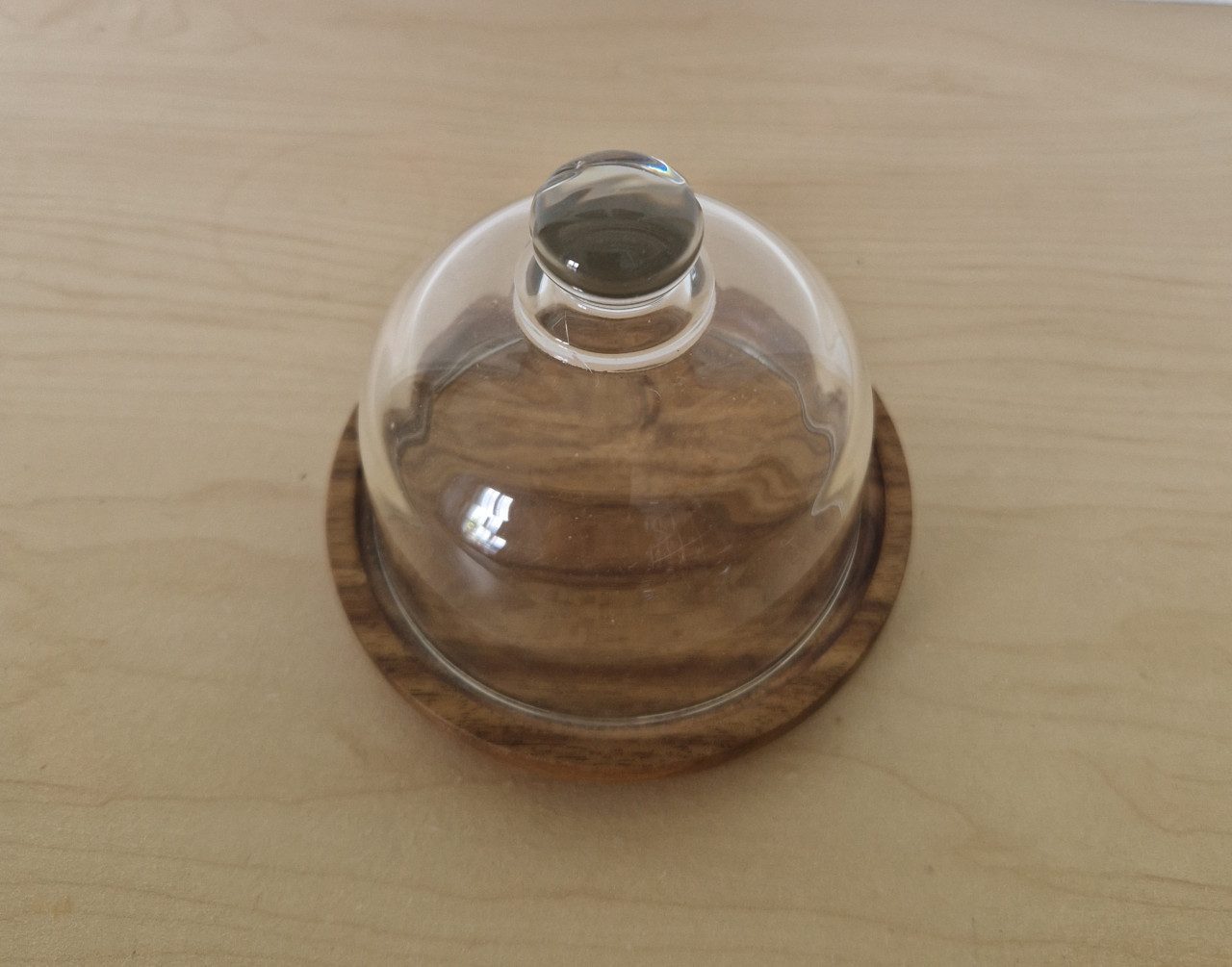 Kleine glazen stolp op houten voet, 9½ cm hoog