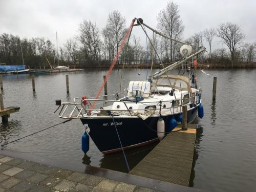 Zeilboot met strijkbare mast