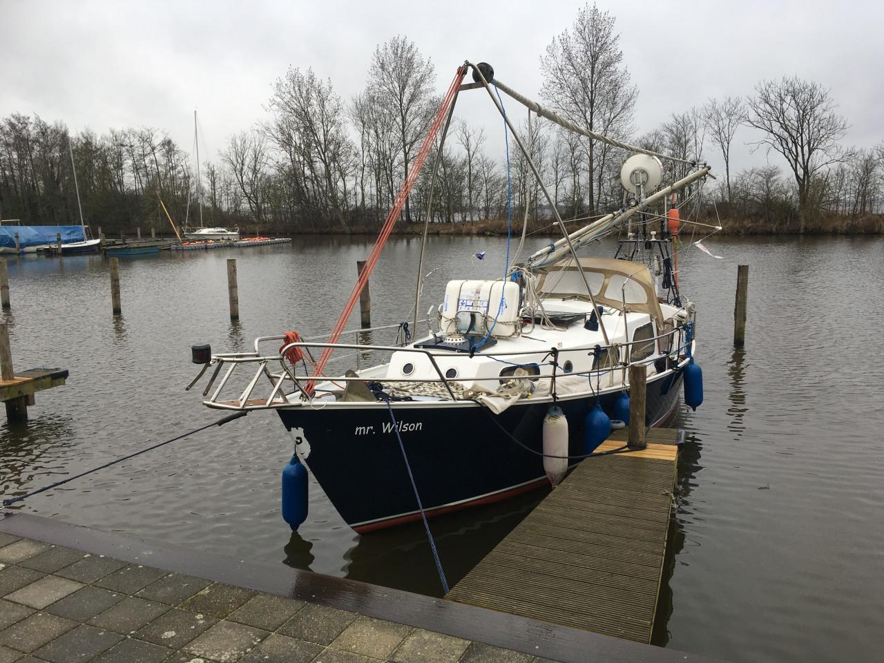 Zeilboot met strijkbare mast