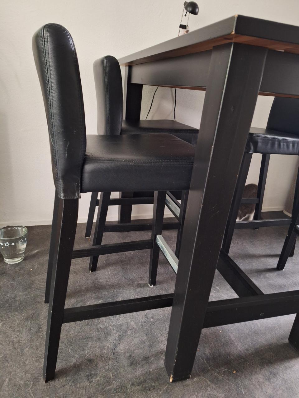 Bar tafel met barkrukken/stoelen