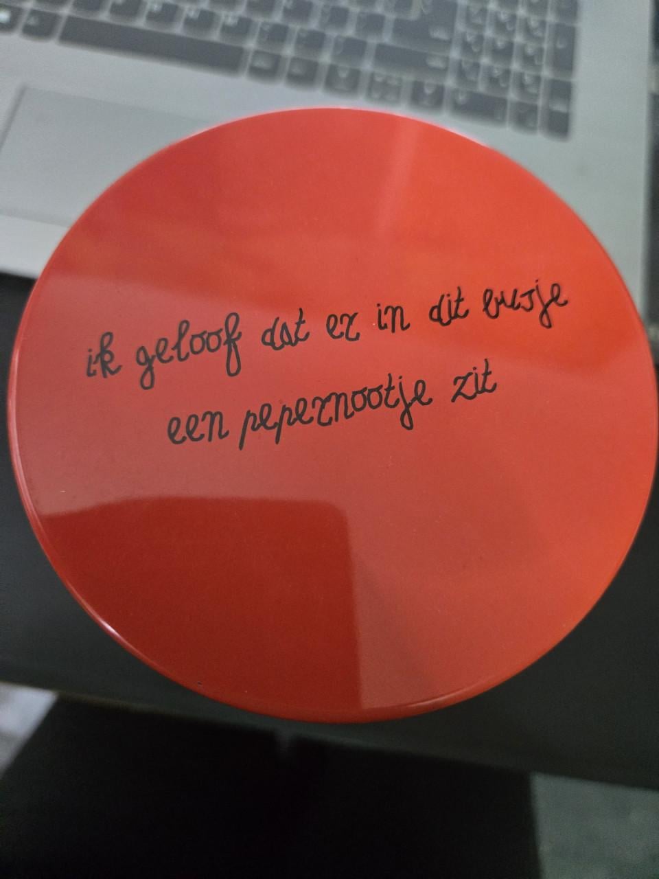 Rood blik  van Dick Bruna "Zwarte Piet ging uit fietsen". H17cm Ø10.5cm