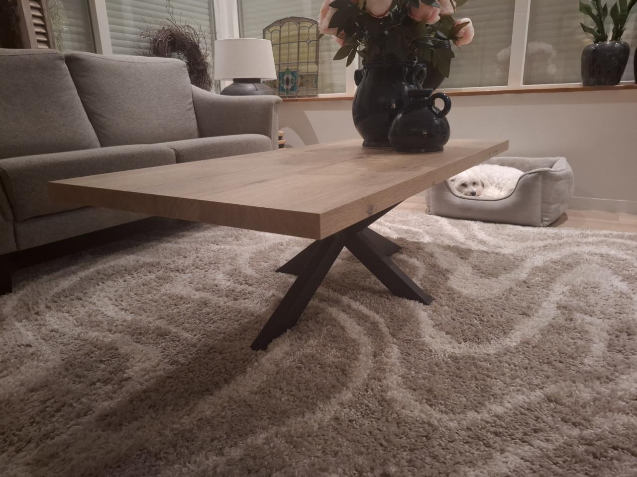 Kunststof salontafel met metalen onderstel