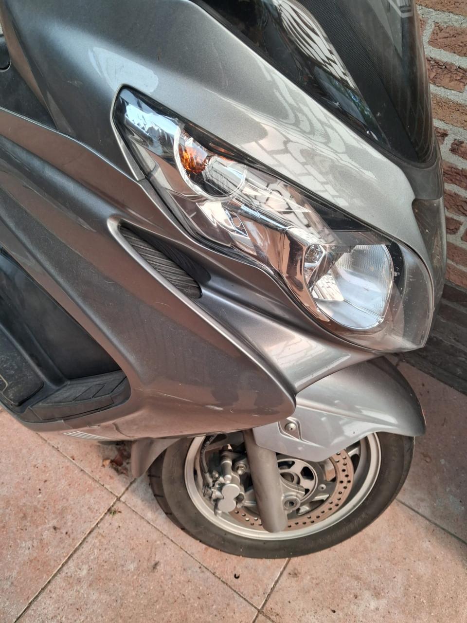 Te koop: Suzuki 400 brugman  motorscooter  2009  zilver  2650 euro