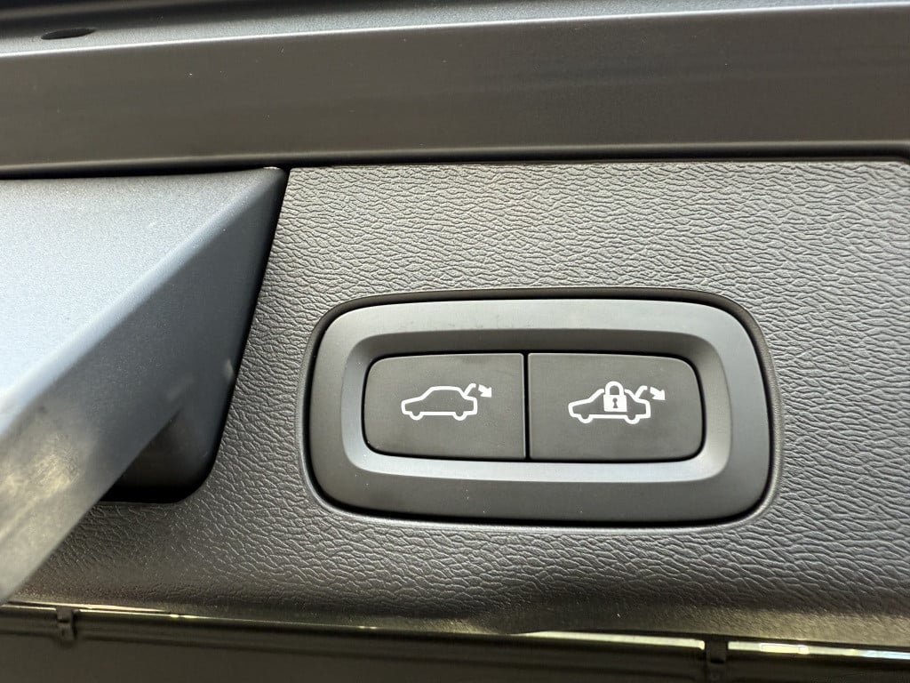Volvo XC60 t8 455pk recharge plus dark| panodak| adap.cruise| trekhaak| ca