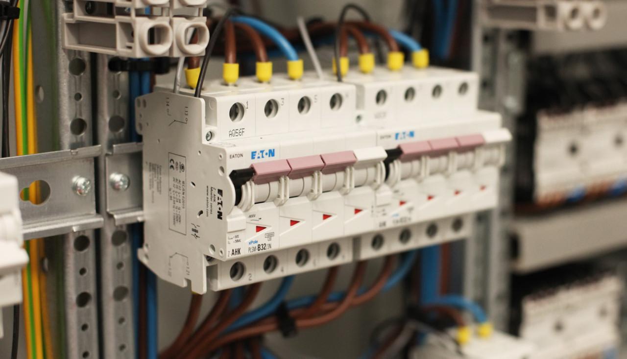Elektricien nodig? Vast tarief | Snel beschikbaar (ook ’s avonds)
