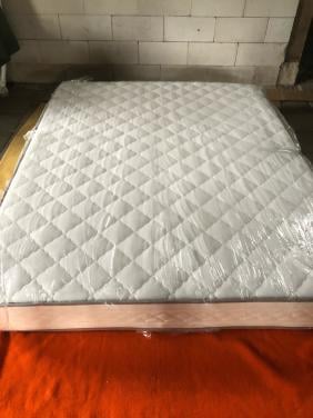 Z.g.a.n. puntgaaf en schoon 2 persoons matras 160 x 200. Dikte 22 cm.