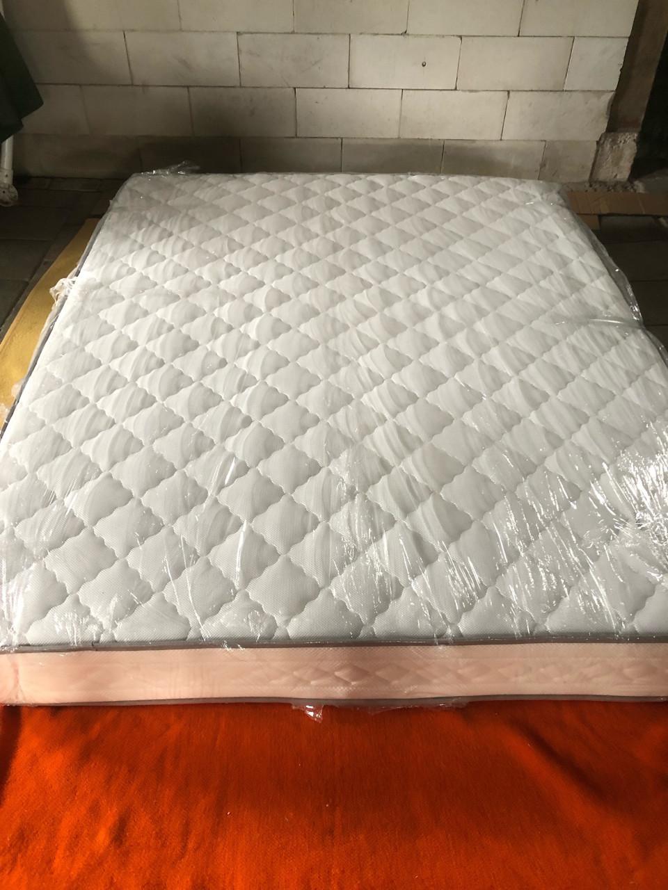 Z.g.a.n. puntgaaf en schoon 2 persoons matras 160 x 200. Dikte 22 cm.