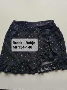 Zwart stipjes broekrokje maat 134/140