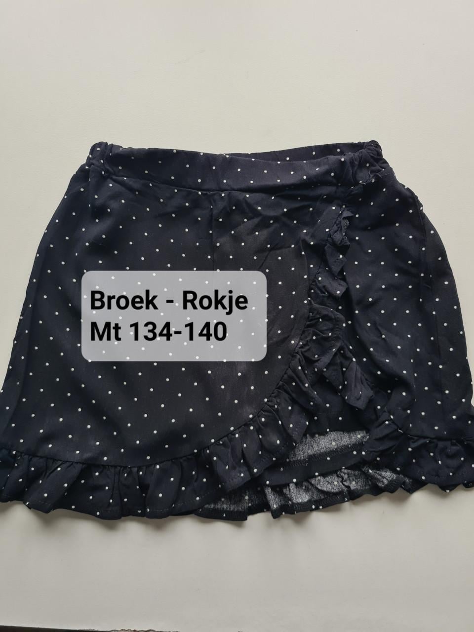 Zwart stipjes broekrokje maat 134/140