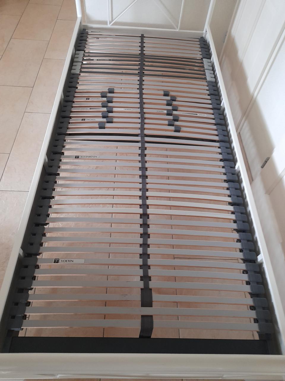 Wit metalen bed 90 x 210 ( in goede nette staat )