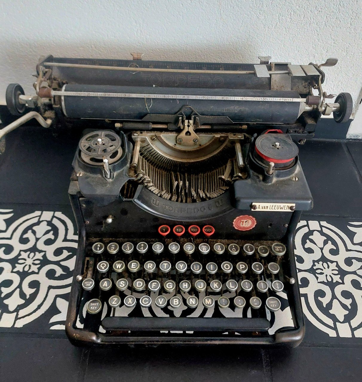 Antiek weegschaal, typemachine, poffertjespan, strijkijzer etc.