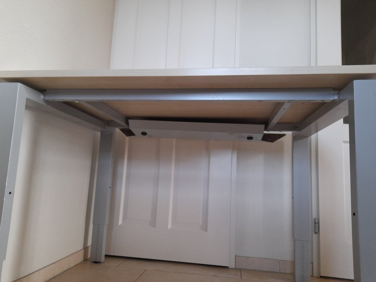 Zeer stevig bureau 120 x 80 (verstelbaar in hoogte) in goede staat!