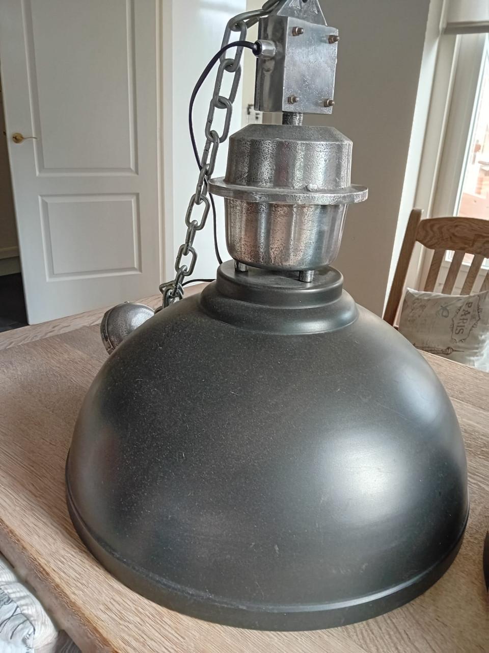 2 industriële lampen.