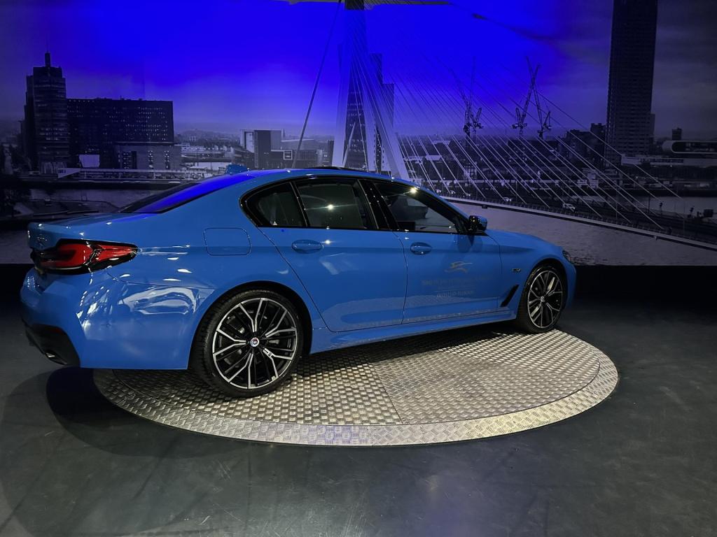 BMW 5 Serie 530e business edition plus *schuifdak*laser*hud*acc*