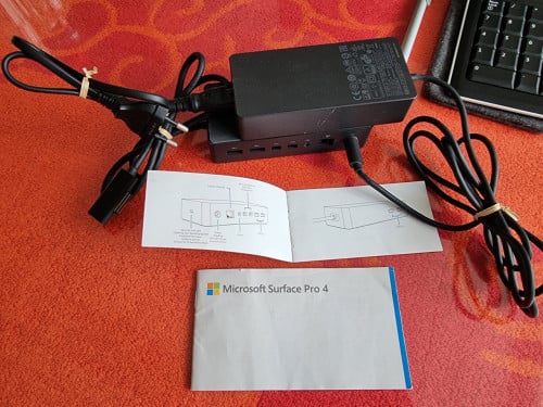 Microsoft Surface Dock met adapter + netsnoer