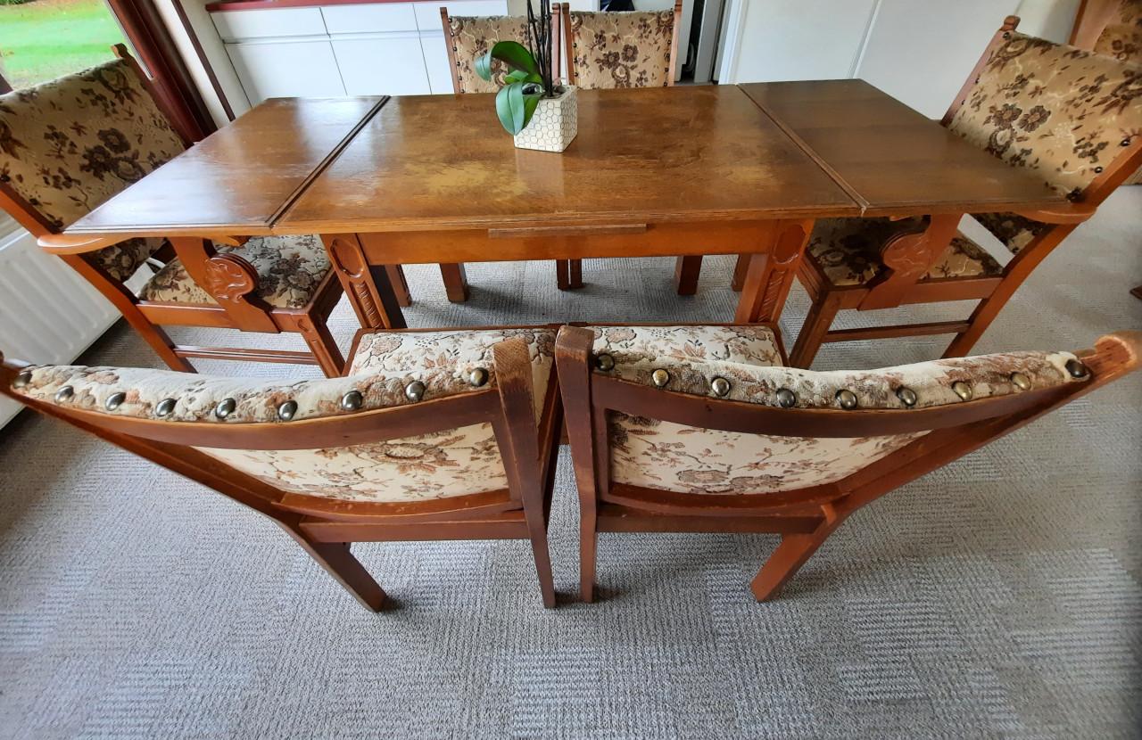 Eettafel met stoelen