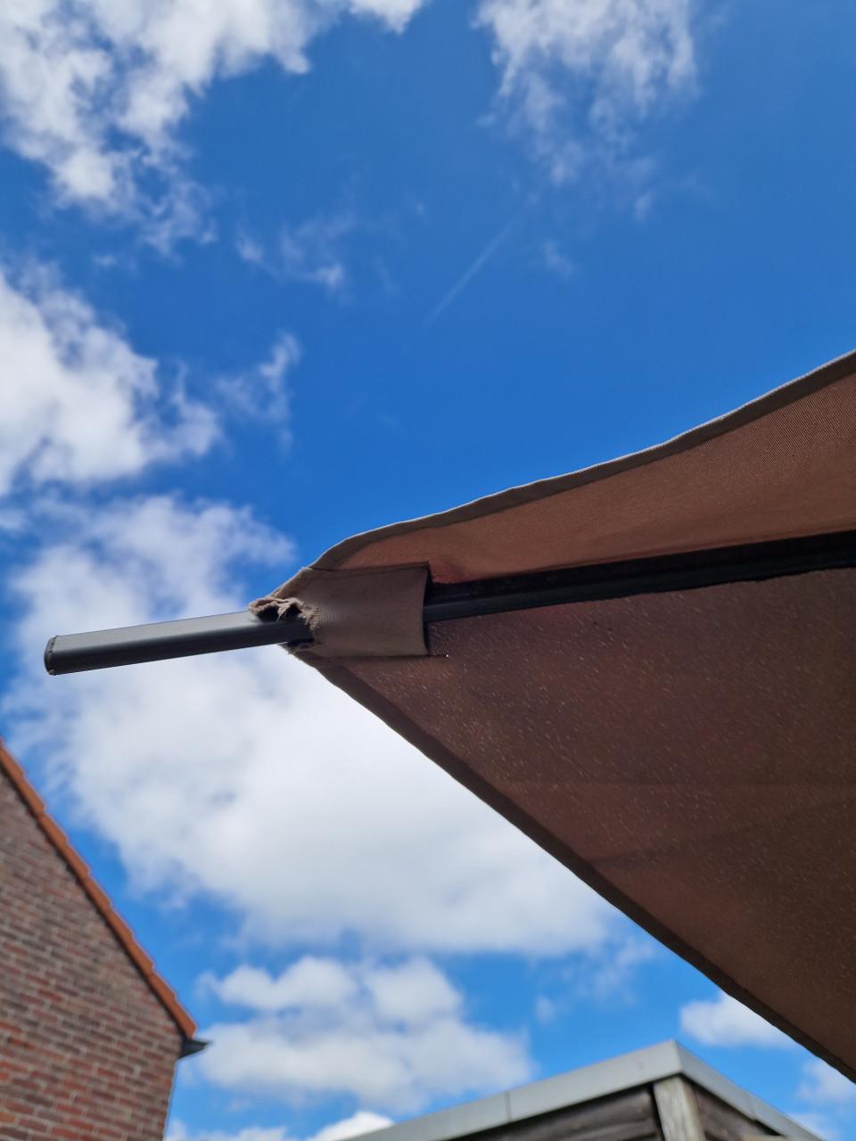 Zweefparasol met voet - gebruikssporen