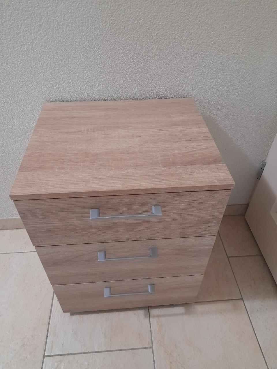 Nachtkastje 45 x 39 x 59H (in goede nette staat )