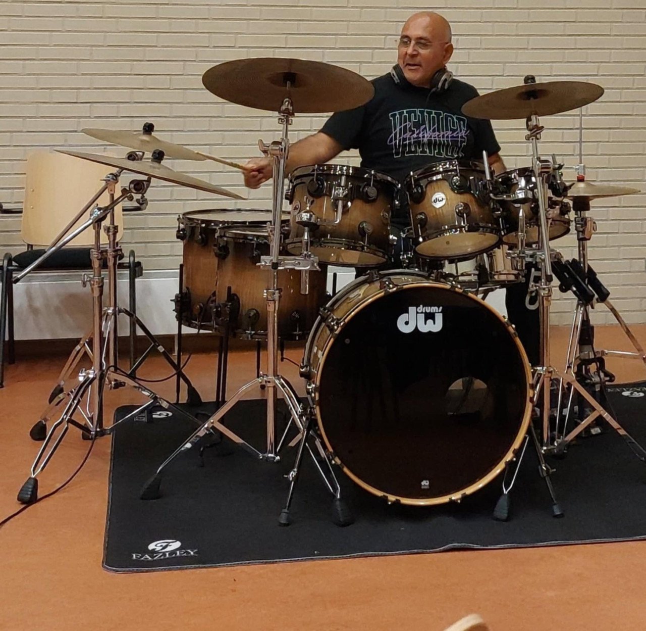 We zijn nog op zoek naar try out voor onze band jaren 70 muziek