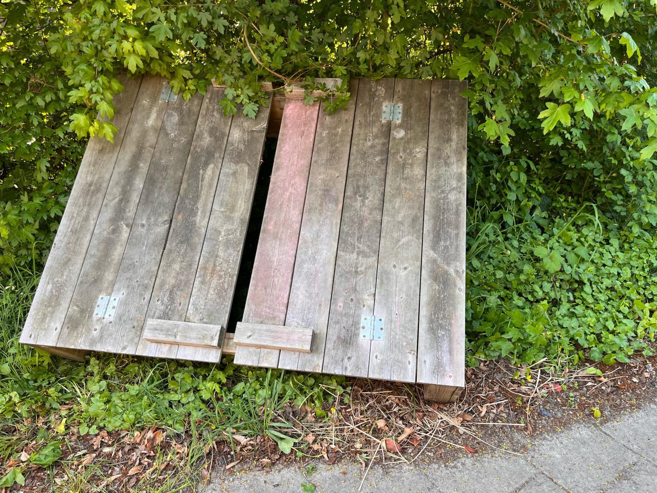 Gratis afhalen: Zandbak met deksel/bankjes